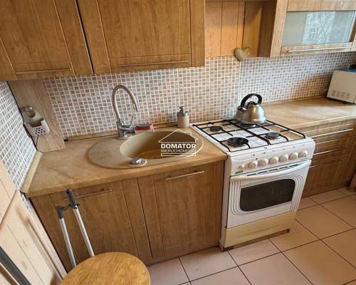 Mieszkanie położone w ścisłym centrum miasta, przy ul. Libelta, na 4. piętrze w bloku na terenie zamkniętym. Budynek znajduje s