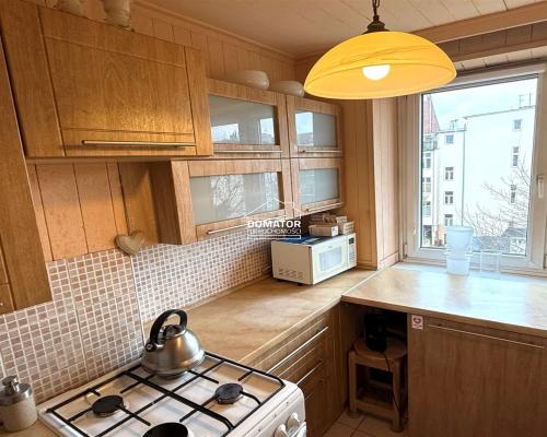 Mieszkanie położone w ścisłym centrum miasta, przy ul. Libelta, na 4. piętrze w bloku na terenie zamkniętym. Budynek znajduje s