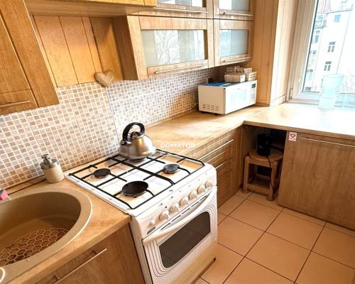 Mieszkanie położone w ścisłym centrum miasta, przy ul. Libelta, na 4. piętrze w bloku na terenie zamkniętym. Budynek znajduje s