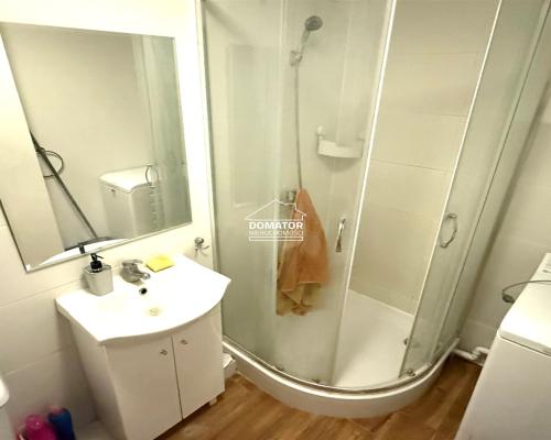 Mieszkanie położone w ścisłym centrum miasta, przy ul. Libelta, na 4. piętrze w bloku na terenie zamkniętym. Budynek znajduje s