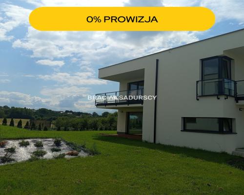 Nowoczesny dom w zielonej okolicy