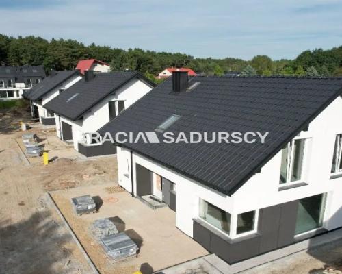 Domy blisko jezior, lasów i skałek.