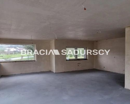 Domy blisko jezior, lasów i skałek.