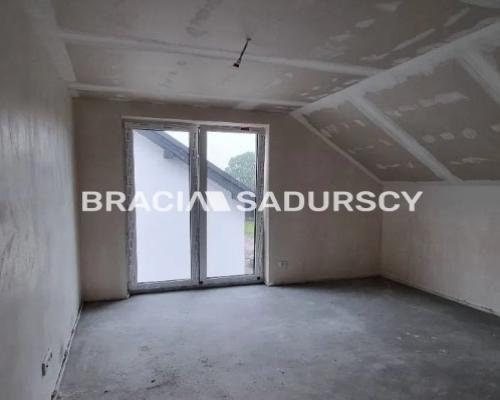 Domy blisko jezior, lasów i skałek.