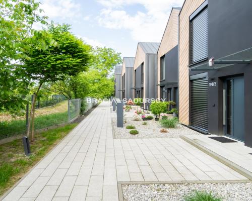 Zielona Oaza Nowoczesny Dom w Stylu Stodoły