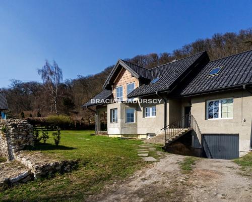 Przestronny dom z widokową działką przy lesie Wolskim - Kraków Zwierzyniec    Nieruchomość w prestiżowej lokalizacji: