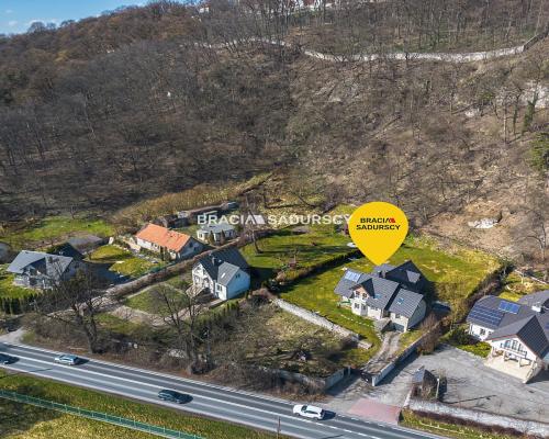 Przestronny dom z widokową działką przy lesie Wolskim - Kraków Zwierzyniec    Nieruchomość w prestiżowej lokalizacji: