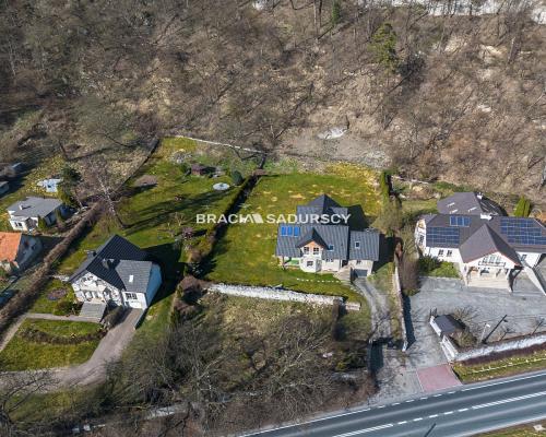 Przestronny dom z widokową działką przy lesie Wolskim - Kraków Zwierzyniec    Nieruchomość w prestiżowej lokalizacji: