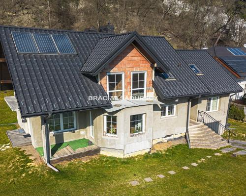 Przestronny dom z widokową działką przy lesie Wolskim - Kraków Zwierzyniec    Nieruchomość w prestiżowej lokalizacji: