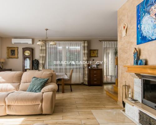 Dom z pięknym ogrodem i budynkiem usługowym