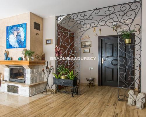 Dom z pięknym ogrodem i budynkiem usługowym