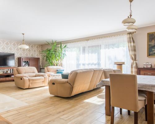 Dom z pięknym ogrodem i budynkiem usługowym