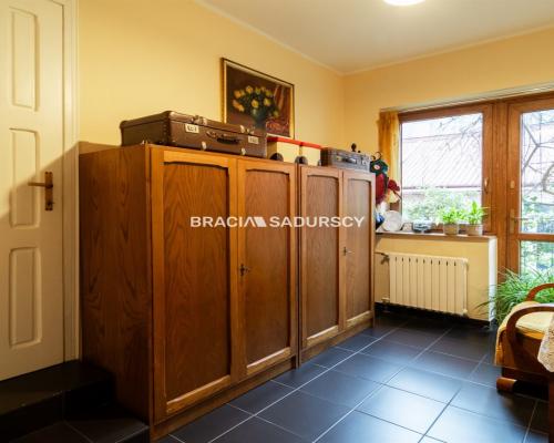 Pod działaność z miejscami postojowymi.