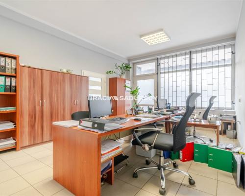 Lokal usługowy obok pl. Bieńczyckiego, parter, 45m