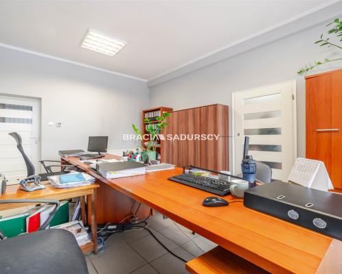 Lokal usługowy obok pl. Bieńczyckiego, parter, 45m