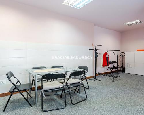 Lokal w zadbanej oficynie / KW - mieszkanie