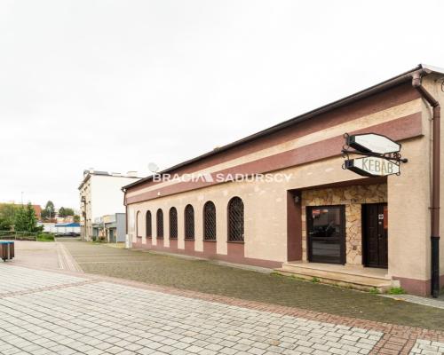 Usługowo-mieszkalny w centrum z własnym parkingiem