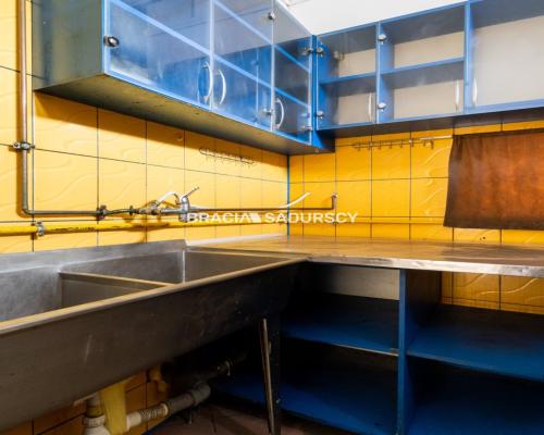 Usługowo-mieszkalny w centrum z własnym parkingiem