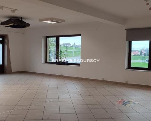 Lokal do wynajęcia w Centrum miejscowości Radziszów.   Mam przyjemność zaoferować Państwu lokal do wynajęcia  o powierz