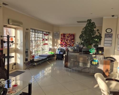 Działający fryzjer odstąpi lokal 64m2