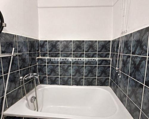 Okólna, widok na zieleń. Do generalnego remontu