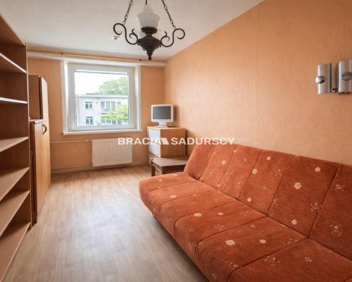 Okólna, widok na zieleń. Do generalnego remontu