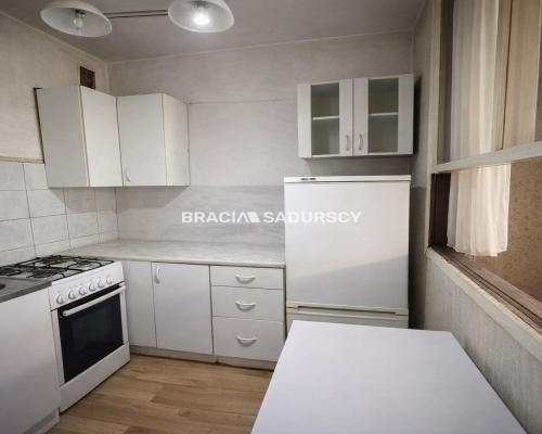 Okólna, widok na zieleń. Do generalnego remontu