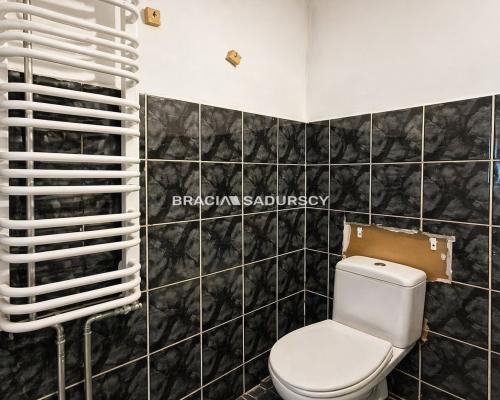 Okólna, widok na zieleń. Do generalnego remontu