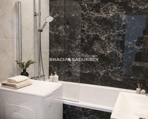 Kawalerka po generalnym remoncie z balkonem