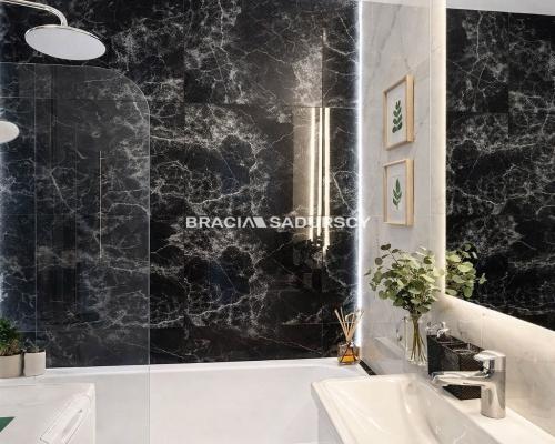 Kawalerka po generalnym remoncie z balkonem