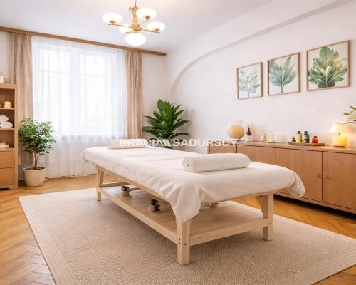 Parterowy przestronny lokal z oknami na ulicę.