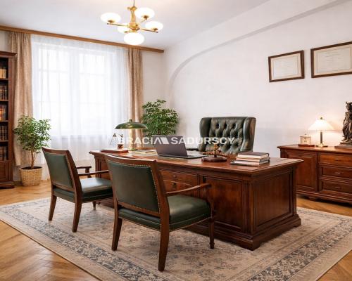 Parterowy przestronny lokal z oknami na ulicę.