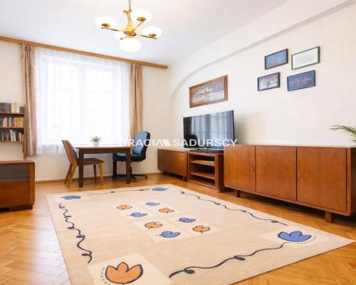 Parterowy przestronny lokal z oknami na ulicę.