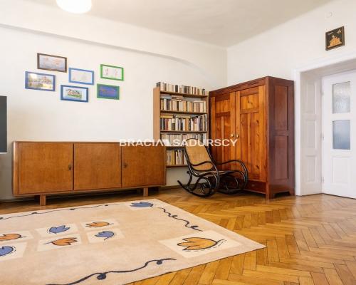 Parterowy przestronny lokal z oknami na ulicę.