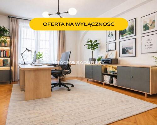 Parterowy przestronny lokal z oknami na ulicę.