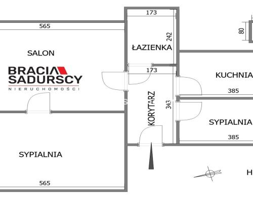 Parterowy przestronny lokal z oknami na ulicę.