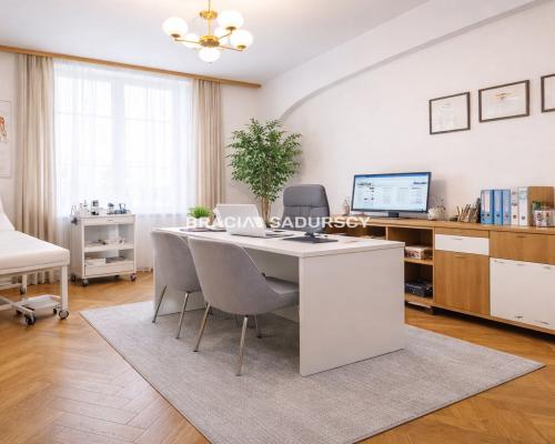 Parterowy przestronny lokal z oknami na ulicę.