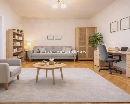 Parterowy przestronny lokal z oknami na ulicę.