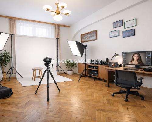 Parterowy przestronny lokal z oknami na ulicę.