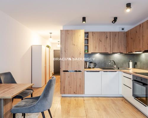 Dwupokojowe mieszkanie na strzeżonym osiedlu.