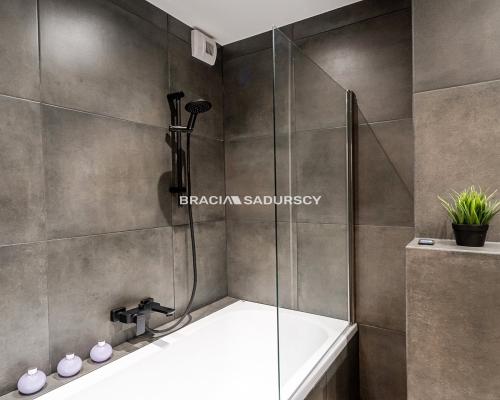 Dwupokojowe mieszkanie na strzeżonym osiedlu.