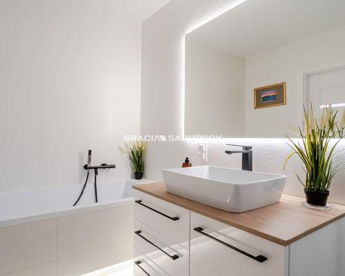 Duże mieszkanie z dwoma balkonami i parkingiem.