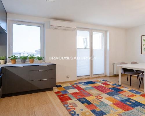 Duże mieszkanie z dwoma balkonami i parkingiem.