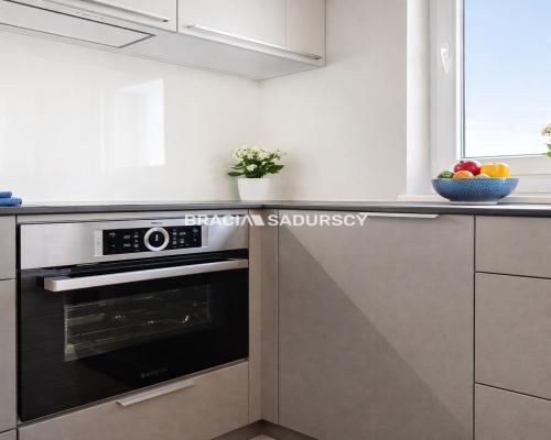 Duże mieszkanie z dwoma balkonami i parkingiem.