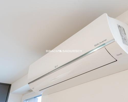 Duże mieszkanie z dwoma balkonami i parkingiem.