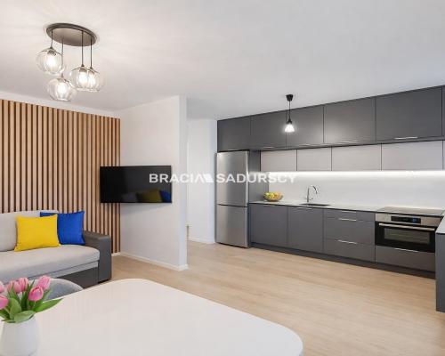 Duże mieszkanie z dwoma balkonami i parkingiem.