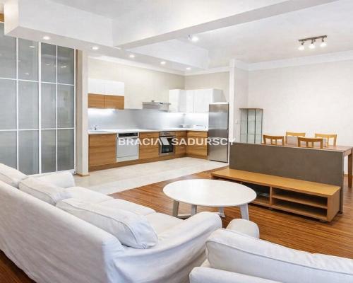 Jasne przestronne mieszkanie na Starym Mieście.