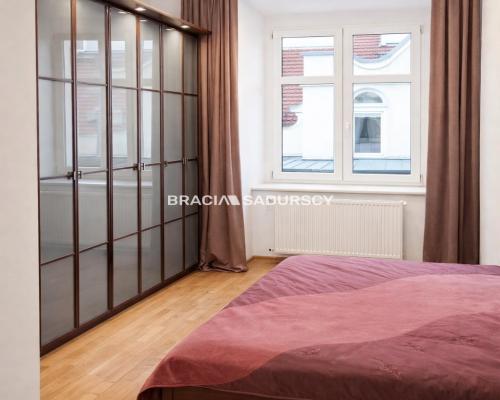 Jasne przestronne mieszkanie na Starym Mieście.