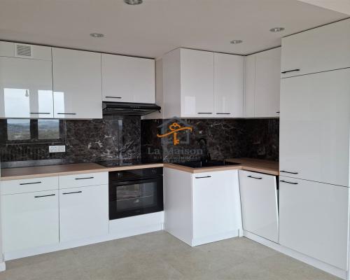 Szukasz mieszkania, które łączy nowoczesny design z doskonałą lokalizacją? To wyjątkowe, 3-pokojowe lokum o powierzchni