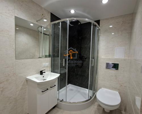 Szukasz mieszkania, które łączy nowoczesny design z doskonałą lokalizacją? To wyjątkowe, 3-pokojowe lokum o powierzchni